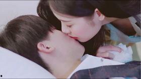 日韩床吻戏小奶狗视频,甜蜜诱惑，青春萌动瞬间